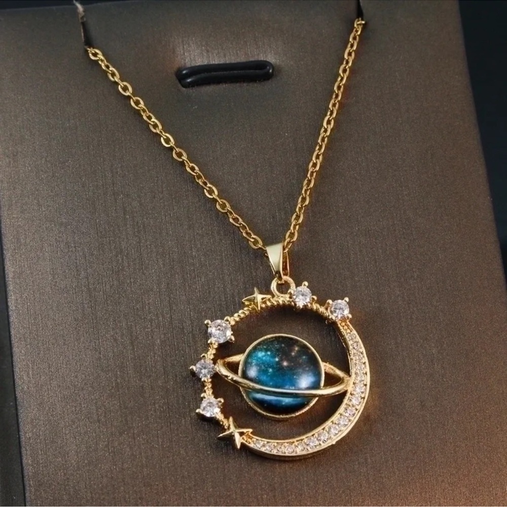 Stunning Gold and Blue Pendant Necklace - NWOT - Picture 2 of 6